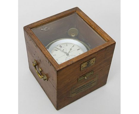 Marine-Chronometer, GUB. Klappbarer Mahagoni-Schaukasten, seitliche Tragegriffe. Verglaster, facettierter, aufklappbarer Deck
