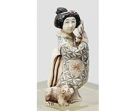 Netsuke "Geisha mit Fächer und Hund". Elfenbein, geschnitzt. Himotoshi auf der Rückseite. Altersspuren. Fußunterseite mit Sig