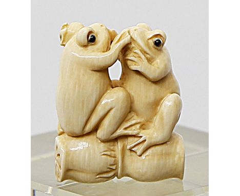 Netsuke "Zwei Frösche auf Lotoskapsel". Elfenbein, geschnitzt. Himotoshi auf der Unterseite der Lotuskapsel. Altersspuren. Ja