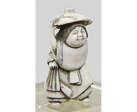 Netsuke "Frau mit Lotus-Hut", Elfenbein, geschnitzt. Himotoshi auf der Rückseite. Altersspuren. Unterseite des Fußes mit Sign