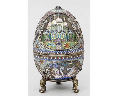 Russische Zierei. 84 zolotnik Silber, 428 g, Innenvergoldung. Vollflächiges, farbiges Cloisonné-Dekor, teils in offener Techn