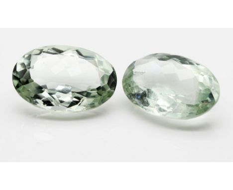 Zwei Prasiolithe (grüner Amethyst), zus. ca. 35,4 ct. Je oval l. abweichend facettiert. Weinige natürliche Einschlüsse.