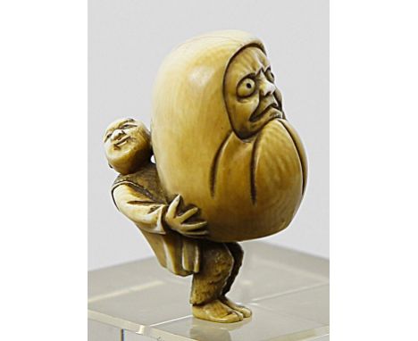 Netsuke "Mann mit Daruma". Elfenbein, geschnitzt. Altersspuren. Auf Fußsohle mit Sign. in japanischer Kalligraphie. Japan, 19