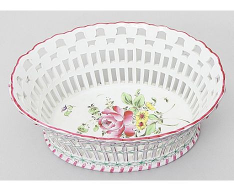 Korbschale. Fayence/ Semi-Porzellan. Weiß mit floraler Bemalung in Grün und Fuchsia. Längs je angedeuteter Henkel. Im Spiegel