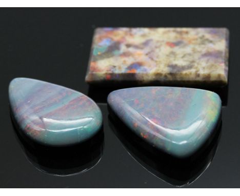 Opal und zwei -doubletten, zus. ca. 33,8 ct. Je einmal als tropfenförmiges, rechteckiges bzw. dreieckiges Cabochon. Rechtecki