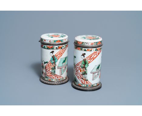 Full title: A pair of Chinese silver-mounted cylindrical famille verte covered jars, KangxiDescription: H.: 19 cm - Dia.: 9,5