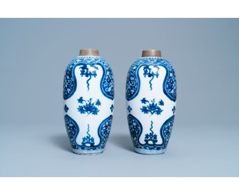 Full title: A pair of Dutch Delft blue and white chinoiserie Kangxi-style vases, ca. 1800Description: H.: 25 cmInformation co