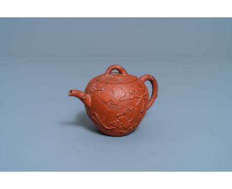 Full title: A Chinese Yixing stoneware teapot with squirrels among grapevines, KangxiDescription: L.: 16 cm - H.: 11 cmInform