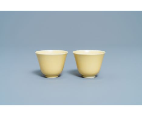 Full title: A pair of Chinese monochrome yellow wine cups, Kangxi mark and of the periodDescription: Dia.: 6,5 cm - H.: 5 cmÊ