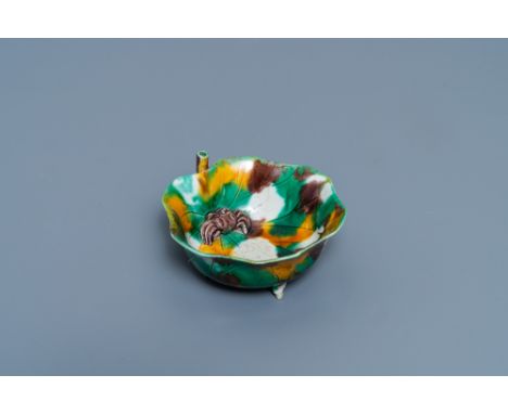 Full title: A Chinese 'egg and spinach'-glazed 'crab in lotus' water dropper, KangxiDescription: L.: 9,5 cm - H.: 5 cmInforma