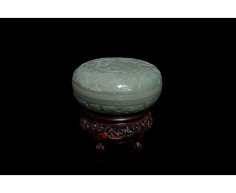 Full title: A Chinese pale celadon jade 'phoenix and peony' circular box and cover, 19th C.Description: H.: 14,5 cm - Dia.: 1