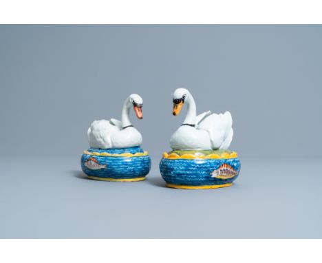 Full title: A pair of polychrome Dutch Delft 'swan' butter tubs and covers, 18th C.Description: L.: 13,5 cm - H.: 13 cm Ê  Ea