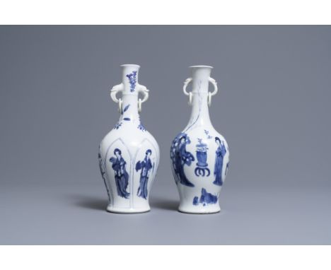 Full title: Two Chinese blue and white vases with elephant handles, KangxiDescription: H.: 26 cmInformation concerning condit