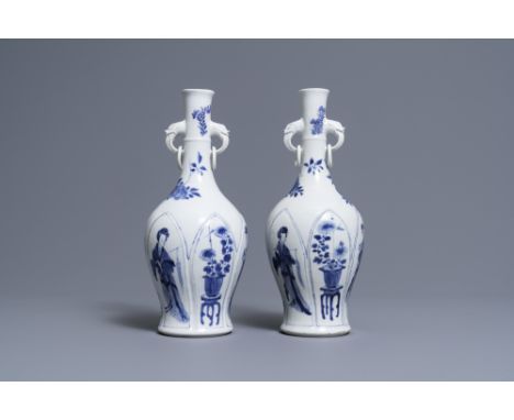 Full title: A pair of Chinese blue and white vases with elephant handles, KangxiDescription: H.: 25,5 cmInformation concernin