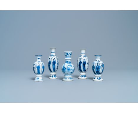 Full title: Four Chinese blue and white miniature vases and a huqqa base, KangxiDescription: H.: 13,5 cm (the tallest)Ê Condi