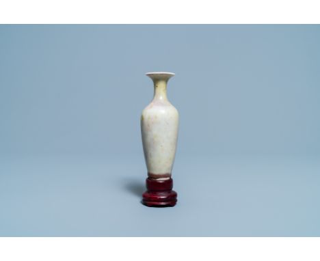 Full title: A Chinese monochrome peachbloom-glazed vase, Kangxi mark, RepublicDescription: H.: 16,5 cm (incl. the stand) H. 1