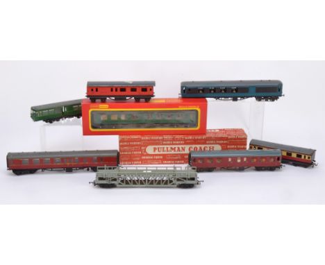 Large quantity of 00 Gauge damage/repainted Coach and wagons and spares by various manufacturers including Graham Farish dist