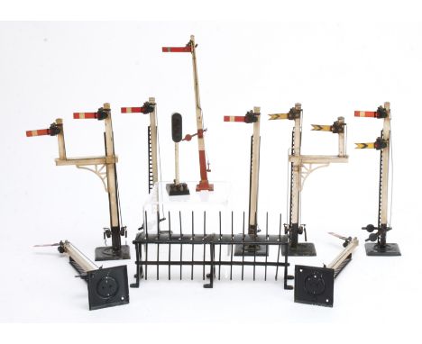 Bassett-Lowke O Gauge Signals and Lever Frame, a distant junction signal with RH bracket and home with LH bracket, a double-a