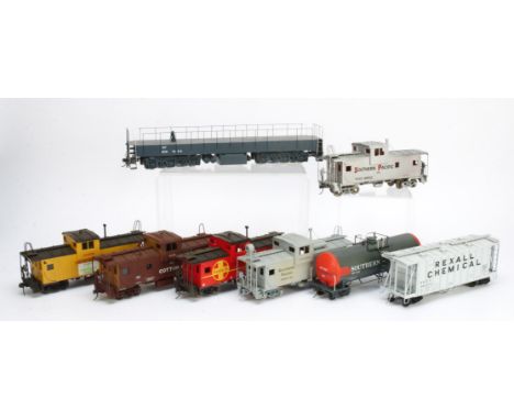 American O Gauge Freight Stock by Atlas and others, all unboxed, including cabooses in SP silver, SP grey, SP brown, UP yello