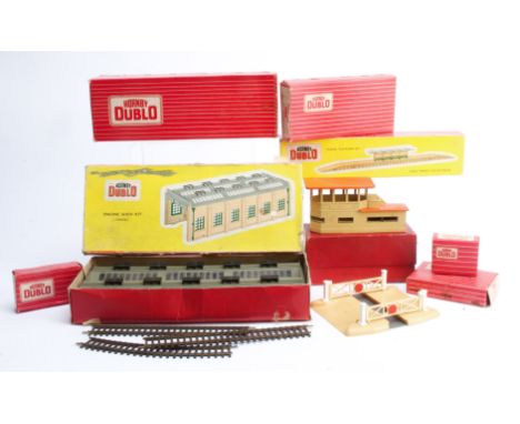 Hornby-Dublo 00 Gauge 2-Rail Plastic Buildings including some parts for Terminal/Through Station and various boxed items, 500