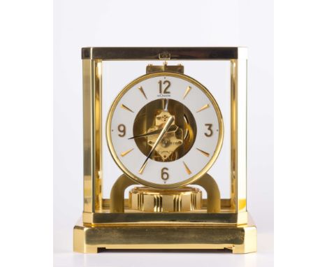   Jaeger-LeCoultre ca. 1974   Vergoldetes und rundum verglastes Gehäuse, Frontscheibe von oben herausnehmbar, Die Uhr die von