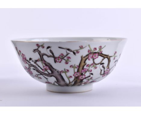   Schale China Republik Periode   verziert mit Pfirsichblütendekor in Emaille-Malerei, 8 cm, Ø 18,5 cm        Bowl China repu