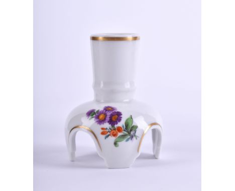   Kerzenleuchter Meissen   Dekor Deutsche Blume, polychrom bemalt, mit Goldrand, H: 7 cm, blaue Schwertermarke, 2 Schleifstri