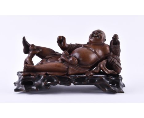   Figur China Republik Periode   Holz, liegender, lachender und mit Kindern spielender Buddha, auf Holzsockel liegend, Gesamt