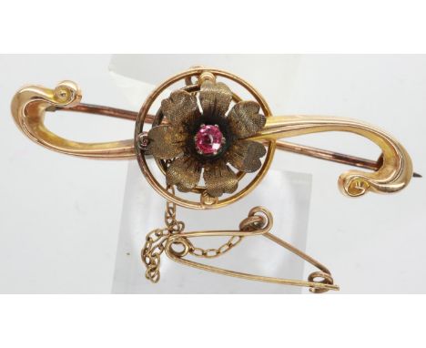 15ct gold brooch set with a single ruby and safety chain, L: 40 mm, 3.0g. UK P&amp;P Group 0 (£6+VAT for the first lot and £1