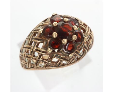 9ct gold cluster ring set with garnets, size K/L, 3.3g. UK P&amp;P Group 0 (£6+VAT for the first lot and £1+VAT for subsequen