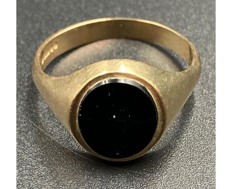 A Gents 9ct gold signet ring (Approximate Total Weight 3.9g) Size W)