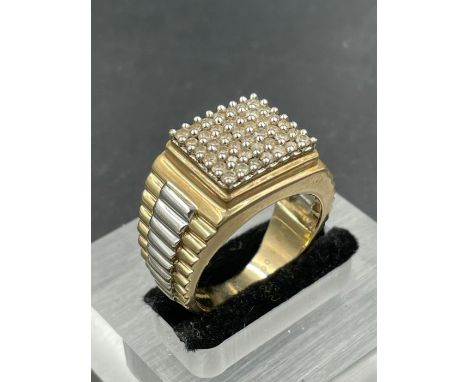 A 9ct gold Gents ring with a total of 1ct of diamonds. (Approximate Total Weight 11.3g) Size V