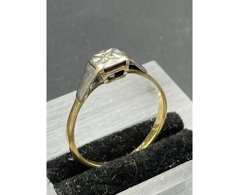 A platinum and diamond ring on an 18ct gold setting (Approximate Total Weight 2.4g) Size Q