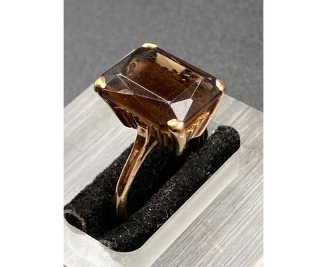 A 9ct gold cocktail style ring with smokey quartz stone. (Approximate Total weight 5.2g) (Size N)