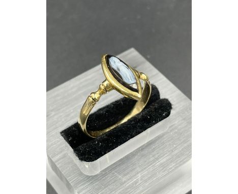An 18ct gold cameo ring (Approximate Total weight 2.8g) Size R
