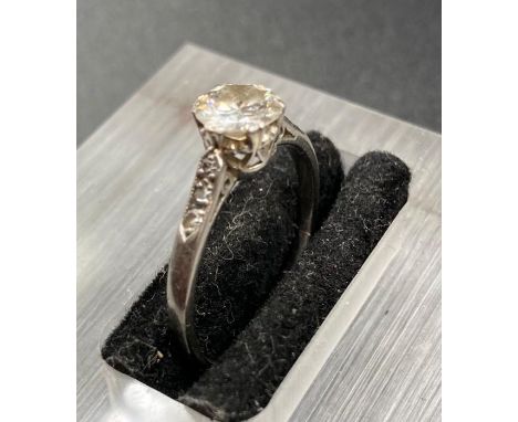 A diamond ring set in platinum with diamond shoulders (5mm diameter stone) (Size M)