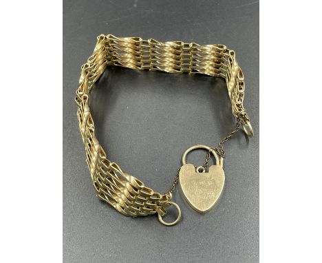 A 9ct gold gate bracelet with heart shaped fastener (Approximate 20.9)