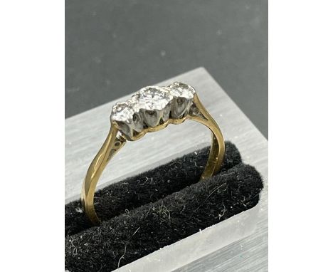 An 18ct yellow gold set three stone diamond ring. (Approximate weight 2.5g) Size P