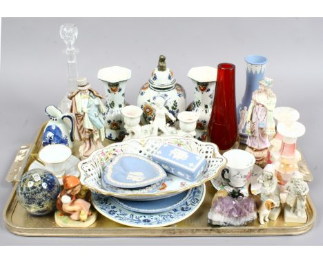 A tray lot of collectables to include Wedgwood, Delft, Bavarian, Mdina glass, Goebel figurine etc.