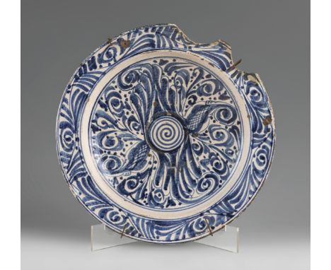 Plate of the Palmeta. Talavera de la Reina, XVIII century.Glazed ceramic.Measures: 34.5 cm. diameter.Glazed ceramic dish belo