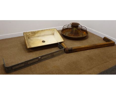 Circular cast iron pig trough (D90cm) a large rectangular cast iron basin and two fenders (4) Condition Report Click here for