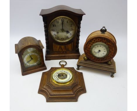 Oak cased mantle clock silvered dial flanked by barley twist columns, H31cm, walnut cased mantle clock with arched top, circu