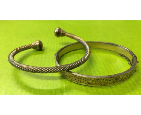 ONE 5TH 9CT METAL CORE ENGRAVED BANGLE WITH SAFETY CHAIN AND A ROPE TWIST UNMARKED TORQUE BRACELET 