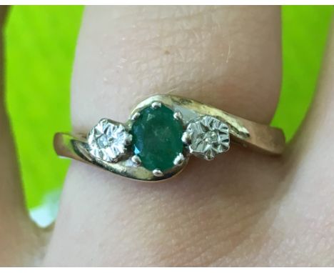 9CT EMERALD AND DIAMOND CHIP CROSS OVER RING, SIZE M, 3.0G APPROX