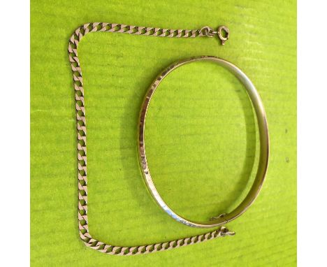 9CT GOLD BEATEN FINISHED BANGLE AND A 9CT GOLD FLAT CURB LINK BRACELET 6.7G APPROX