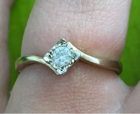 9CT YELLOW GOLD AND DIAMOND SOLITAIRE CROSS OVER RING SIZE L, 1.8G APPROX