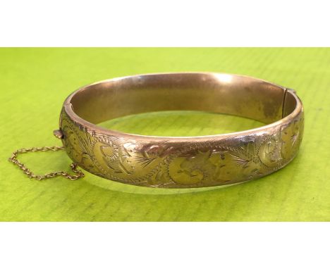 9CT YELLOW GOLD ENGRAVED BANGLE WITH SAFETY CHAIN 14.7G APPROX