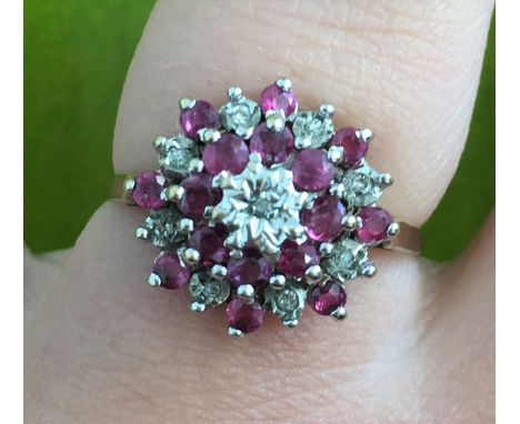 9CT GOLD RUBY AND SPINEL CLUSTER DRESS RING, SIZE K, 2.2G APPROX