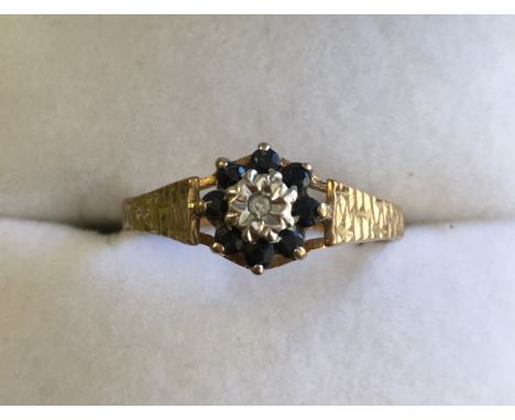 9CT GOLD DIAMOND CHIP AND SAPPHIRE CLUSTER RING SIZE M