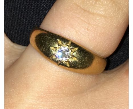 18CT YELLOW GOLD RING WITH DIAMOND STAR CUT FLUSH MOUNT 4.9G APPROX